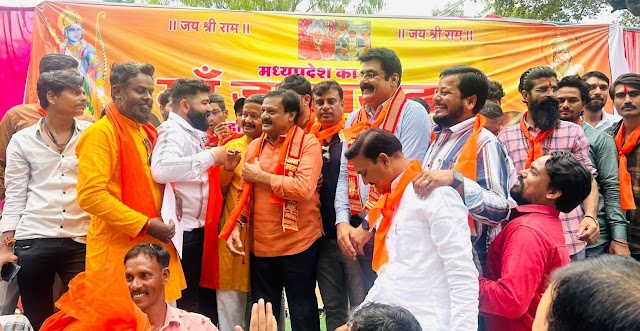 श्री वर्मा सहित कांग्रेस जनों ने भाग लिया माँ दुर्गा विसर्जन चल समारोह में, विभिन्न मंचों पर हुआ स्वागत