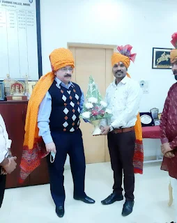 पवन सोलंकी ने इंदौर एडीजी वरुण कपूर का साफा पहनाकर कर सम्मान किया