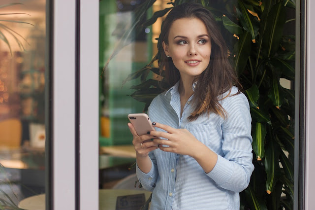 como combinas camisas de moda mujer