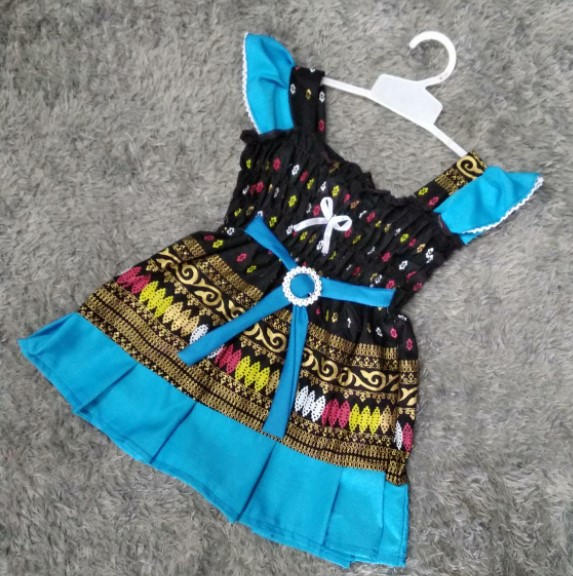 Model Baju dari Kain Pelepah Pisang - Kain tenun pelepah pisang Sulawesi dibuat dress anak batik