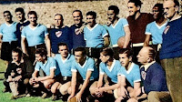 SELECCIÓN DE URUGUAY. Temporada 1949-50. Obdulio Varela, Juan López (seleccionador), Tejera, Vázquez (ayudante), Abate (ayudante), Gambetta, Matías González, Máspoli, Andrade, Kirshberg (masajista). Álvarez Modinas (técnico), Ghiggia, Julio Pérez, Míguez, Schiaffino, Morán y Figoli (técnico). SELECCIÓN DE BRASIL 1 SELECCIÓN DE URUGUAY 2 Domingo 16/07/1950, 15:00 horas. IV Copa del Mundo Brasil 1950, fase final, jornada 3. Rio de Janeiro, Brasil, estadio de Maracaná