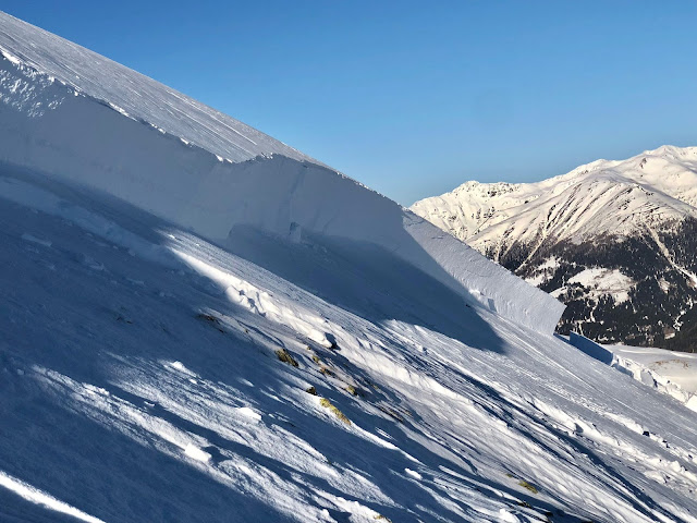 Zona di distacco della valanga a lastroni: spessore fino a 3 metri. Si riconosce molto bene lo strato debole vicino al suolo. (Foto: 12.02.2022).