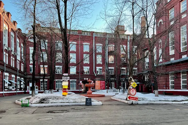 Самокатная улица, территория бывшего Московского завода «Кристалл», расфасовочный цех № 1, фонтан