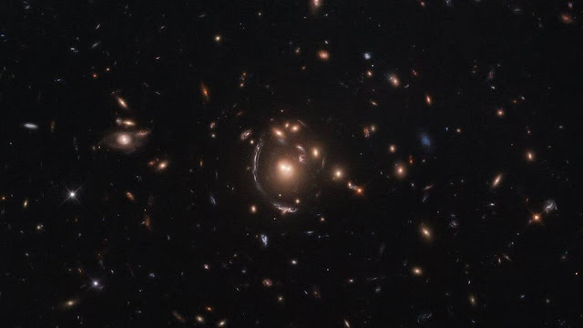 lrg-3-817-galaksi-jauh-yang-ditemukan-melalui-efek-pelensaan-gravitasi-informasi-astronomi