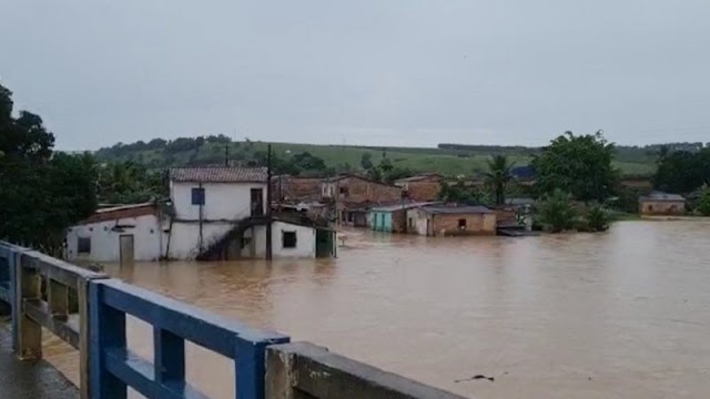 População ilhada, mortos e centenas de desabrigados: secretário descreve caos em Itamaraju