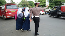 Beri Pelayanan Terhadap Masyarakat, Polsek Kragilan Laksanakan Pengaturan Arus Lalulintas Rutin di Titik Rawan Macet 