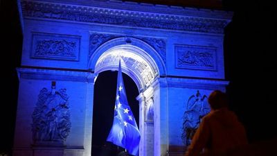 Following right-wing uproar, the EU flag was taken from the Arc de Triomphe.