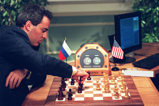 Le champion du monde d'échecs Garry Kasparov joue un coup pendant sa quatrième partie contre l'ordinateur IBM Deep Blue - Photo © Stan HONDA / AFP