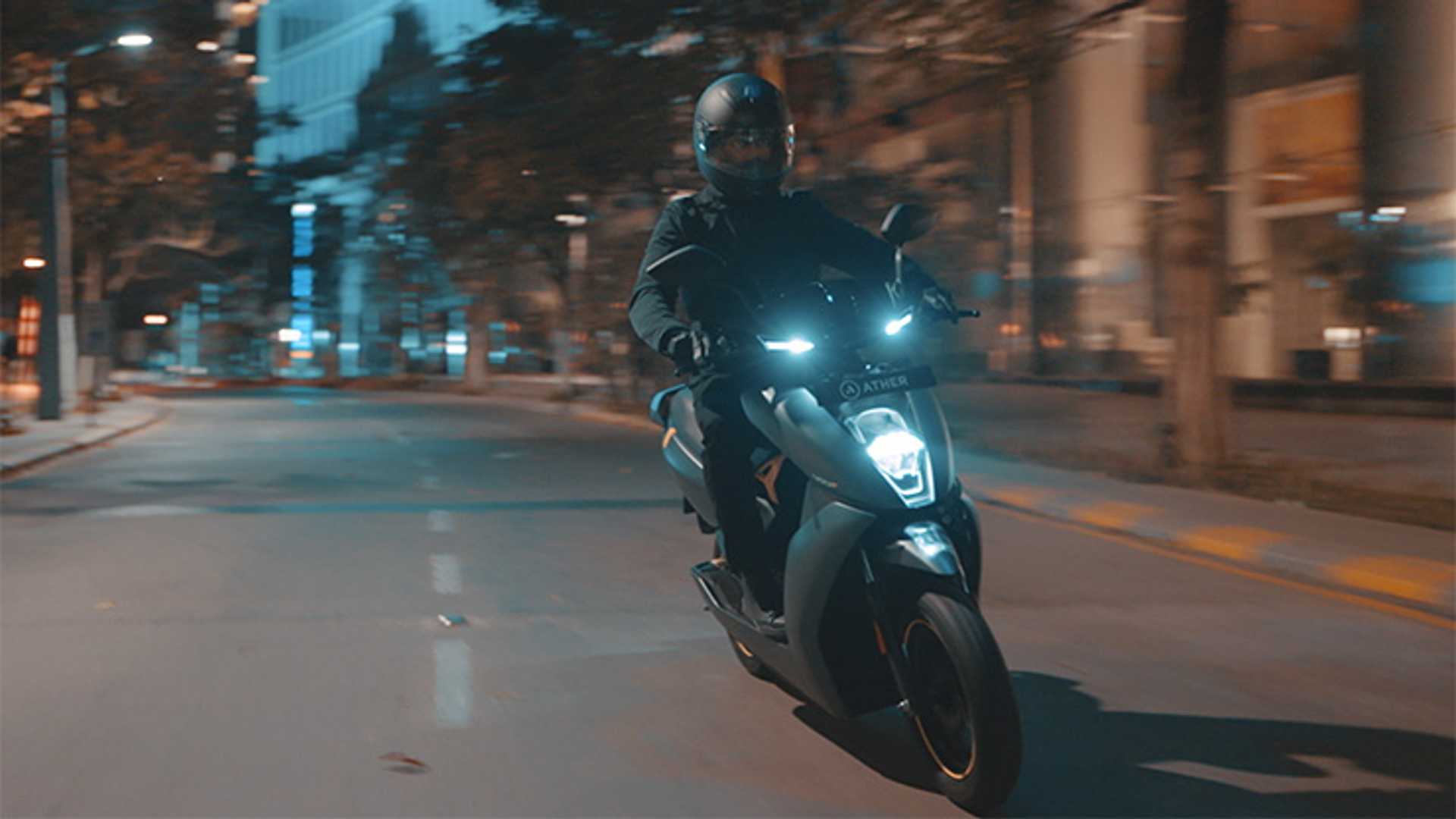Ahead of the boom in e-scooters in Asia, especially India, Bangalore-based Ather Energy has launched the 450X, which is touted as a premium electric scooter. India's first, after that, Ather raised the bar in terms of model features and performance.  Ather Energy has entered into a $56 million investment in Hero MotoCorp. Ather CEO Tarun Mehta has given Bike Wale an insight into the future of Bike Wale as the label intends to launch a new model with the 450. That is very popular in India to 2 sub-models together.  In India, Ather is selling the 450 Plus and 450X, with the 450X increasing year by year. It is likely that the camp will develop a larger battery for the 450X. and performance that lasts longer than before  Both models will receive a change in the new color scheme. The shape has not changed. but will change in terms of higher efficiency itself In the meantime, it is still in the process of development and is expected to be ready to be released in late 2022 or early 2023 for sure. Ather's most popular model, the 450X, is priced at $1,973, or around 66,500 baht, which does not include local import duties.