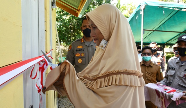 Kapolres Aceh Timur Serahkan Bantuan Rumah Dhuafa Kepada Warga Peudawa