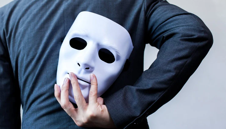 كيفية التعامل مع الأشخاص المسيئين؛ الشخص الذي يخفي خلفه قناعا