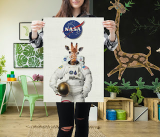 Frau hält schönes Poster von Giraffe als Astronautin gekleidet.