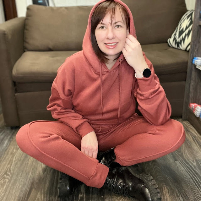 https://femmeluxe.co.uk/rust-boxy-cropped-hoodie-cuffed-joggers-loungewear-set-cailleigh