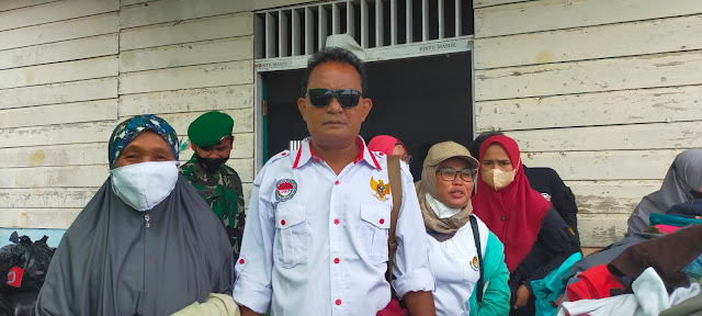 Wabup Natuna Menyerahkan Bantuan Sembako kepada Masyarakat dari DPW JPKP, FKPS dan FAN