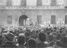 Milano, 17 dicembre 1944, Mussolini davanti alla caserma della Legione Muti