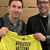 Messi recibió una camiseta del equipo del Vaticano firmada por el papa Francisco