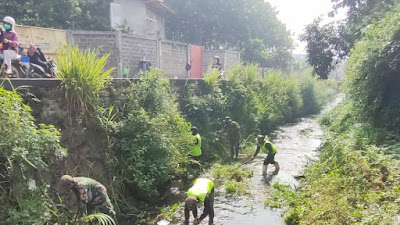 Karya Bakti Satgas Citarum Sektor 21-10 di sungai Curug Cigugur Margaasih