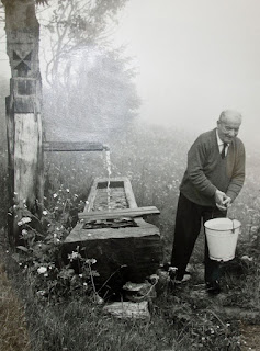 MARTIN HEIDEGGER CON UN SECCHIO D'ACQUA