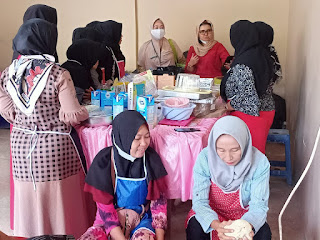 Wakil Ketua DPRD Kabupaten Situbondo Bekerjasama Dengan Disnakertrans, Adakan Pelatihan Pembuatan Kue Dan Tumpeng