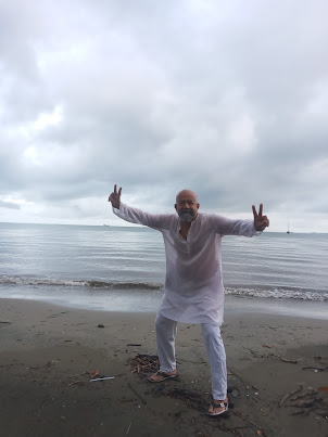 Sunday (24/3/2024):- Seafarer/ Blogger/ Traveller Rudolph.A.Furtado at Wailoaloa beach in Nadi.