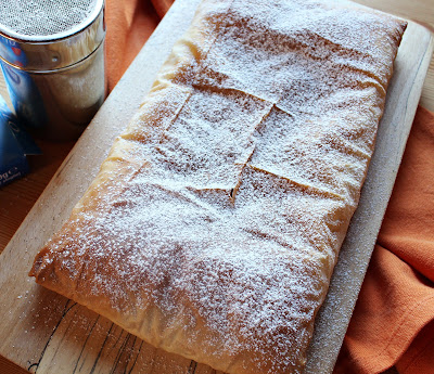 Golosa crema al semolino, aromatizzata alla vaniglia,  in croccante pasta fillo Stuffer e spolverata di zucchero a velo e cannella. Ricetta  greca.