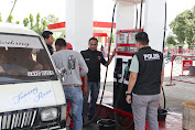 Personel Sat Reskrim Polres Aceh Tenggara Periksa SPBU Terkait Penjualan BBM Menjelang Idul Fitri. 