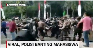 Demo Ricuh! Mahasiswa dibanting Polisi,Polisinya minta maaf.