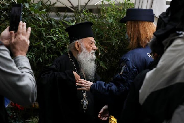 Pastur Gereja Ortodoks Yunani Teriaki Paus Fransiskus Saat di Athena.lelemuku.com.jpg