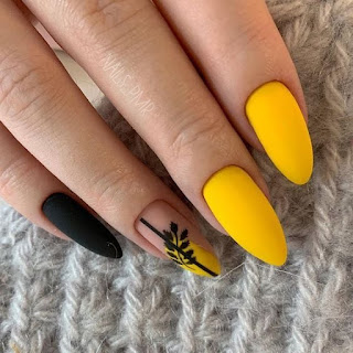 Decoración de uñas en amarillo
