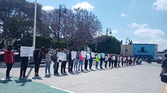 Estudiantes realizan cadena humana en Amozoc para seguir exigiendo un terreno para Bachiller