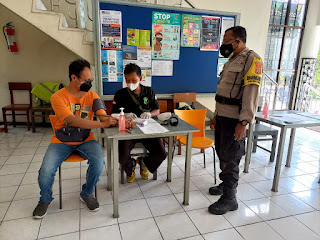 Bhabinkamtibmas Ngampilan Pantau Vaksinasi di GKI Ngupasan