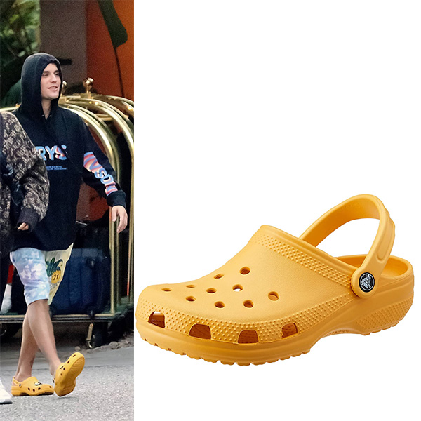 Justin Bieber wearing yellow Crocs Clogs in Beverly Hills Hotel on November 8, 2021.