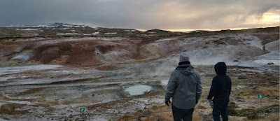 El área geotermal de Seltún tiene dos nombres, Seltúnshverir o aguas termales de Seltún y Krýsuvíkurhverir.