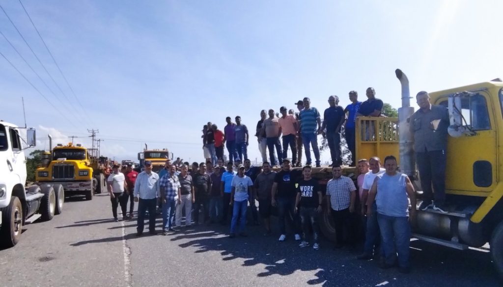 Gandoleros toman la autopista Los Llanos en desacuerdo con el nuevo precio del diésel