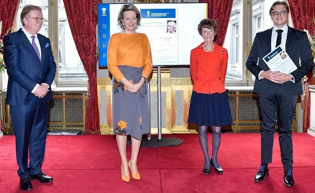 Queen Mathilde wore a new floral-print skirt by Dries Van Noten. Yellow floral print, for its spring 21 collection, Dries Van Noten