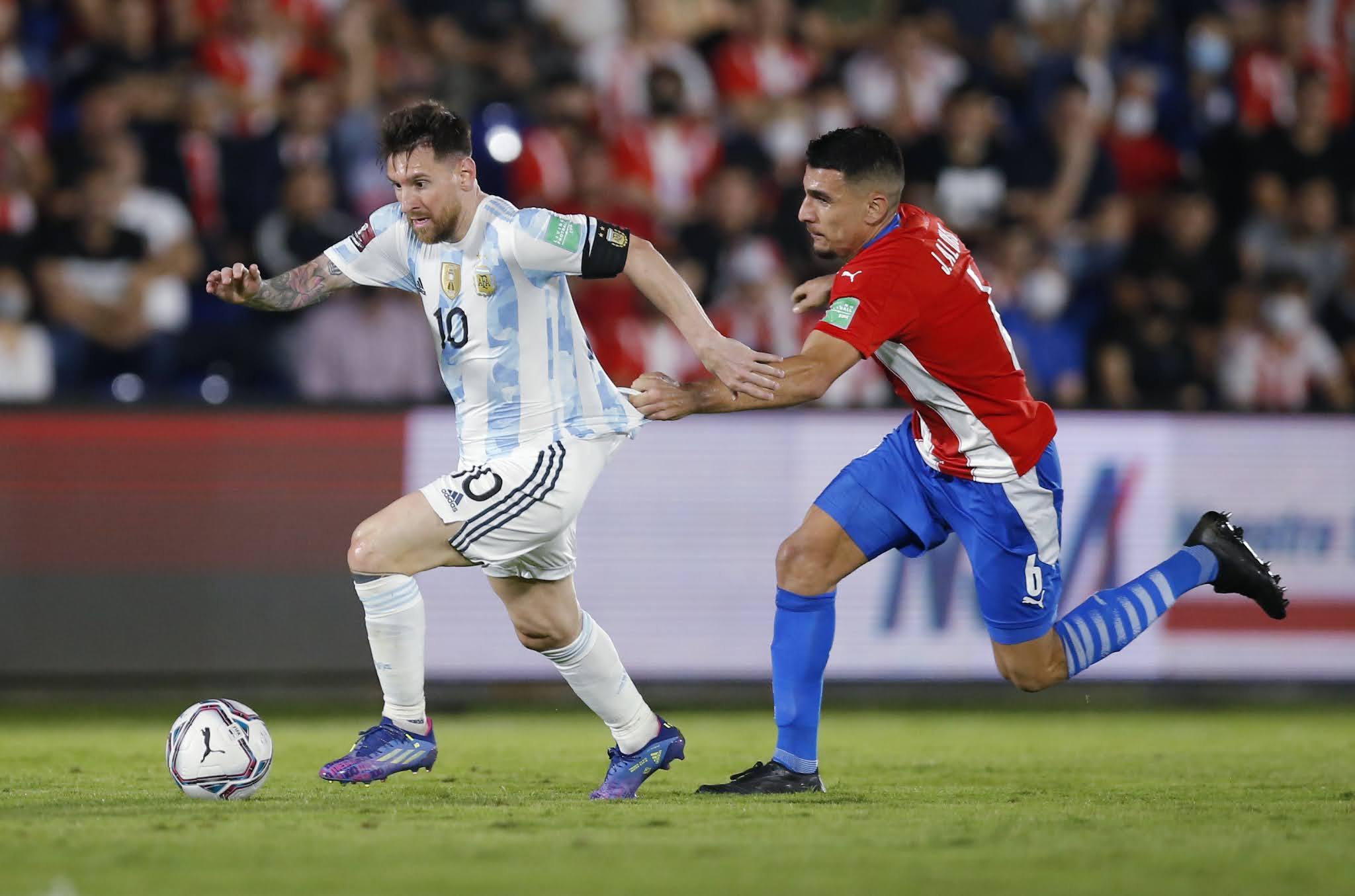 El seleccionado argentino no pasó de un empate sin goles en su visita a Paraguay en el estadio Defensores del Chaco, pero su marcha en las Eliminatorias Sudamericanas al cabo de esta undécima fecha lo mantiene como firme escolta de Brasil, a la espera del juego del próximo domingo en el estadio Monumental ante Uruguay, que hoy igualó por el mismo marcador en Montevideo frente a Colombia.