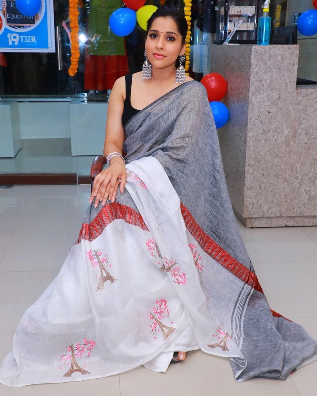 Anchor Rashmi Gautam Stunning wearing linen saree