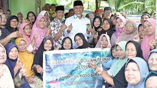 Gubernur Mahyeldi Apresiasi Kelompok Kerja Bayang Bungo Indah Ciptakan Usaha Sirup Buah Pala