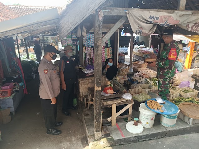 Sambangi pasar Bulu, petugas gabungan ajak warga tetap terapkan 5 M