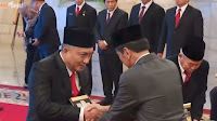 Presiden Serahkan Tanda Gelar Pahlawan Nasional KH Ahmad Hanafiah