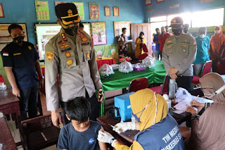 Kapolres Tinjau Pelaksanaan Vaksinasi Anak Usia 6-11 tahun di SDN 26 Pinrang