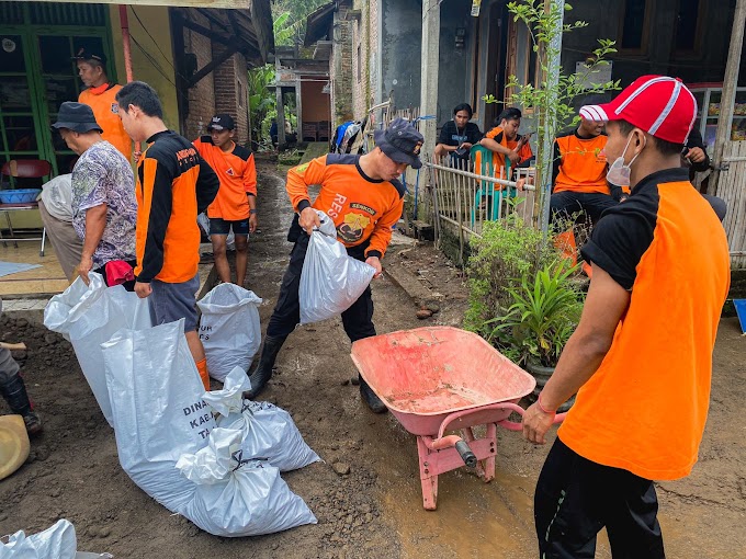 Talud Sungai Dawe Jebol 3 meter, Senkom Kudus Bergerak Bersama BPBD dan Relawan