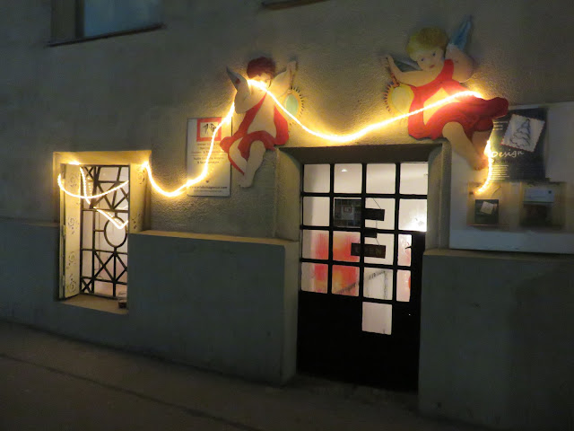 Weihnachtlich geschmückter Eingang zum Atelier am Abend