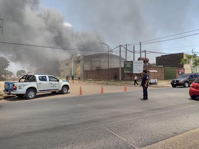 VERGÜENZA: Gran Incendio en un autopartes de Concordia y los vecinos no pueden ayudar porque no tienen agua 