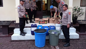 Kapolsek Majalaya Pimpin Piket Fungsi Polsek Majalaya Berantas Peredaran Minuman Keras di bulan Ramadhan