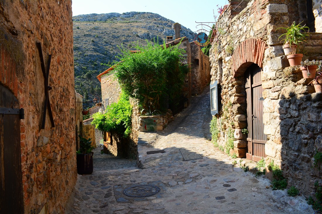 Castelnou ruelle principale