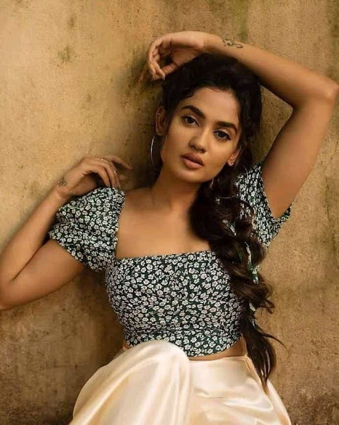 Hot photos of a beautiful Indian actress - Navel Queens Navel Queens