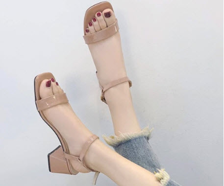Sandal cao gót được làm bằng chất liệu da