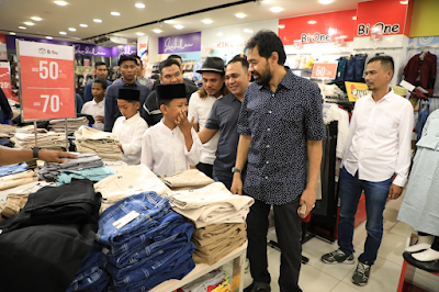 Gubernur Aceh, Muzakir Manaf tengah mendampingi anak yatim berbelanja pakaian lebaran, di salah satu pusat perbelanjaan di Kota Lhokseumawe, Selasa (11/03/2025). (Foto: HO-Pemerintah Aceh).