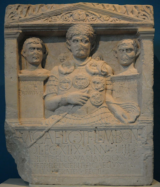 Погребальный памятник центуриона Марка Целия, который изображён здесь в обществе двух своих вольноотпущенников. Археологический музей, Бонн